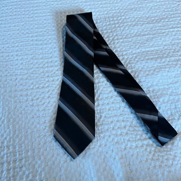 Bergamo NY Tie EUC  - Picture 2 of 3